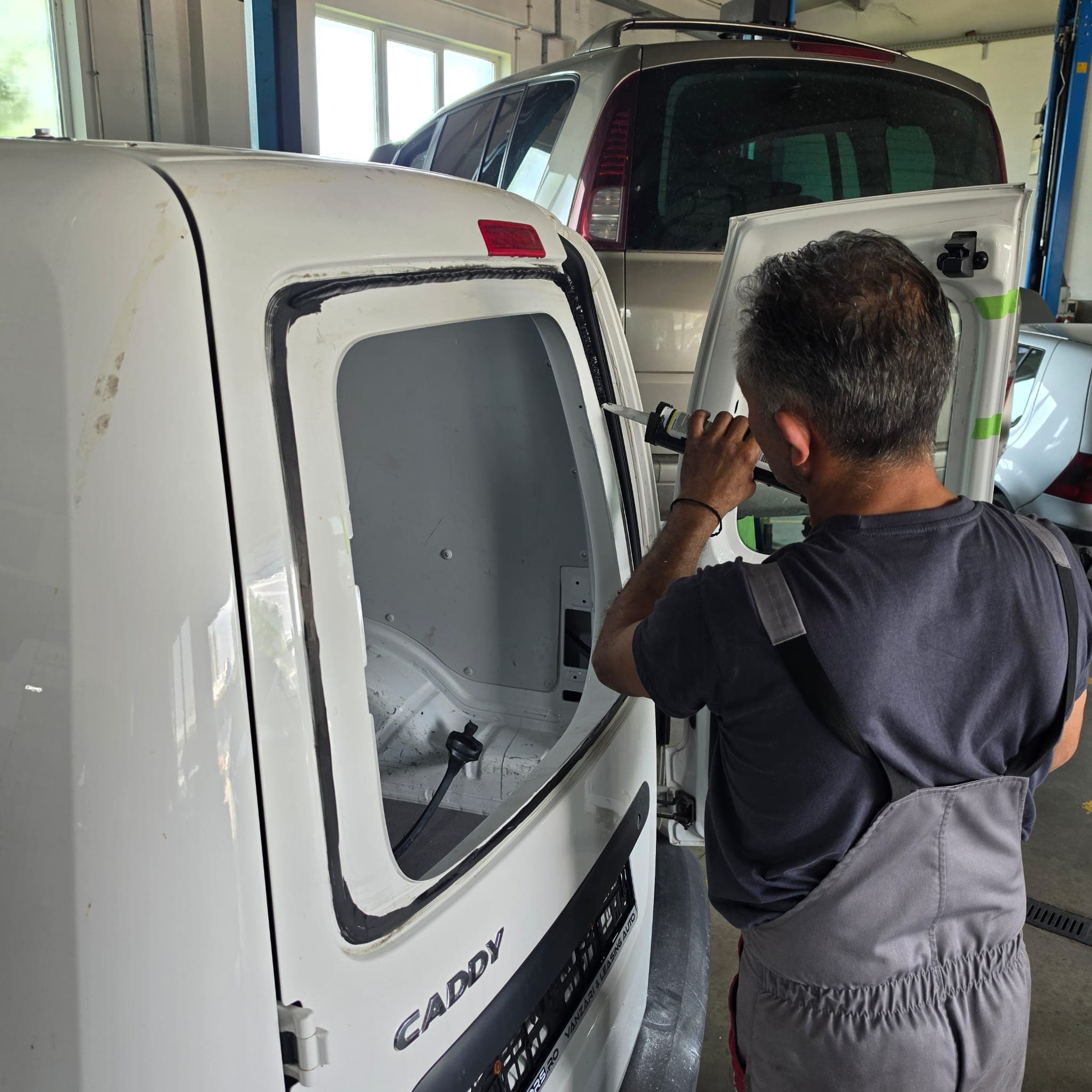 Montaj geam auto Sibiu — aplicare adeziv profesional Dr. Auto