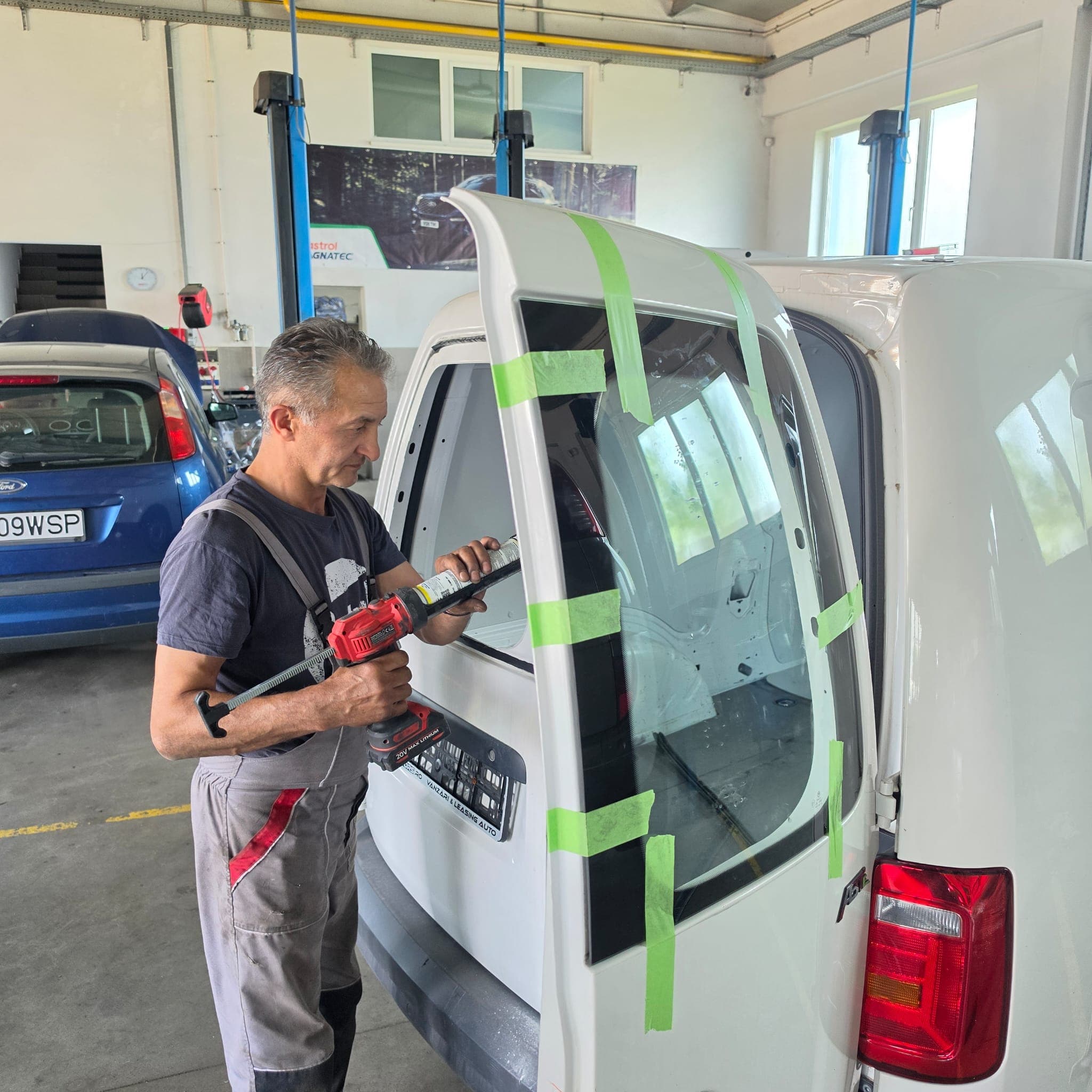 Înlocuire geam auto Sibiu — pregătire montaj parbriz