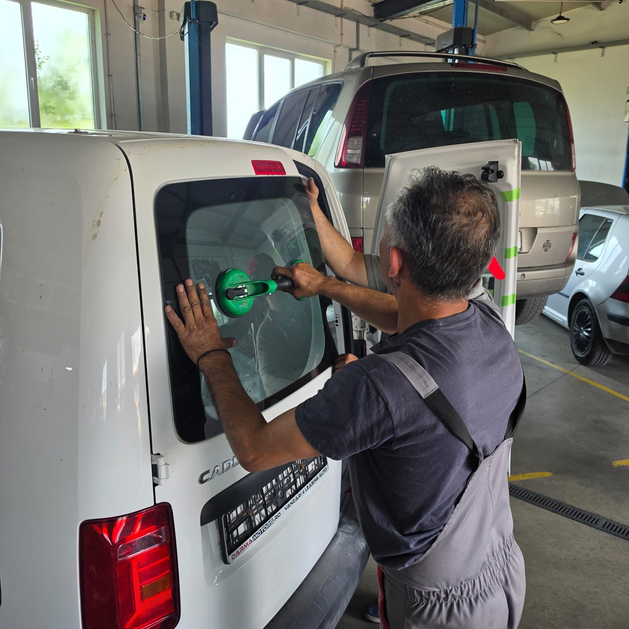 Montaj parbriz și geamuri auto — echipă Dr. Auto Sibiu