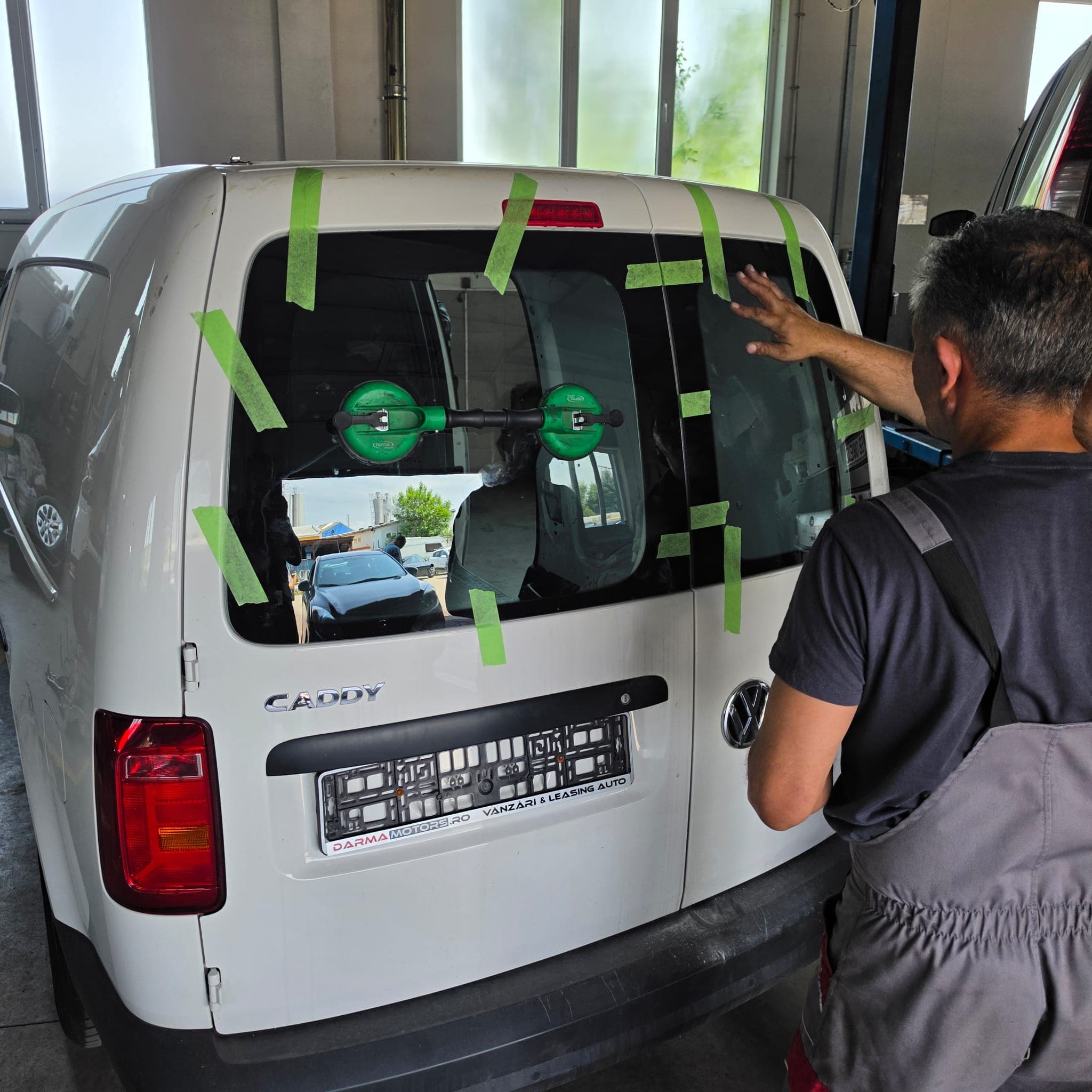 Montaj geam auto cu ventuze — atelier Dr. Auto Sibiu
