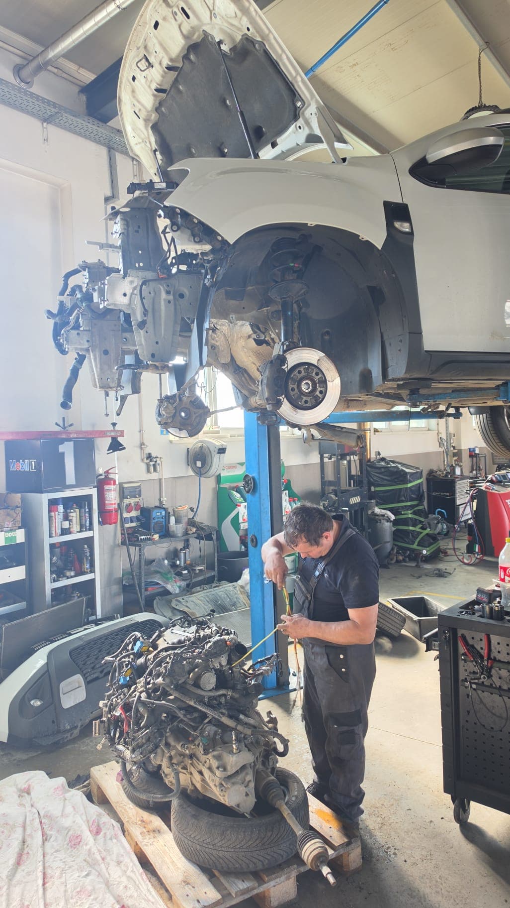 Reparații ambreiaj Sibiu — motor scos pentru schimb ambreiaj Dr. Auto