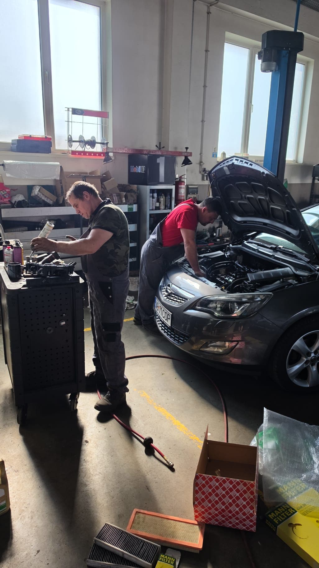 Schimb ulei și revizie auto Sibiu — mecanic Dr. Auto la lucrare pe autoturism premium