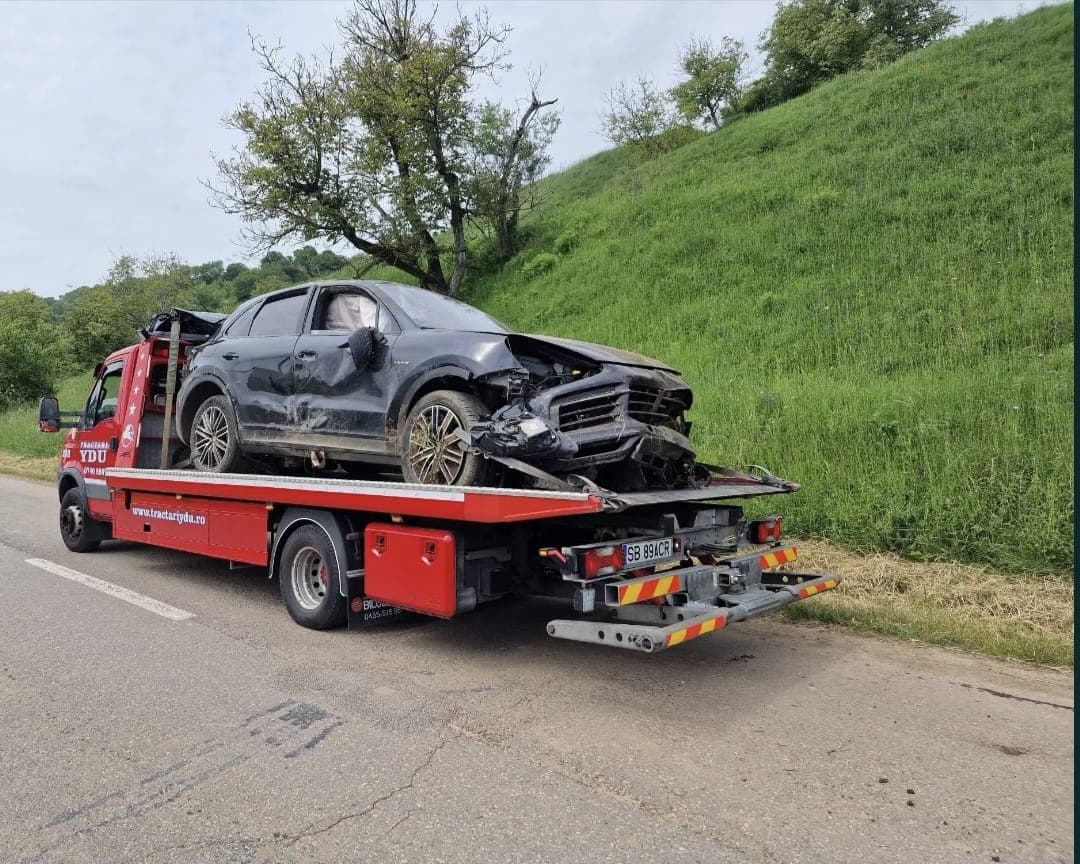 Tractare prin asigurare Sibiu — autoturism avariat pe platformă după accident