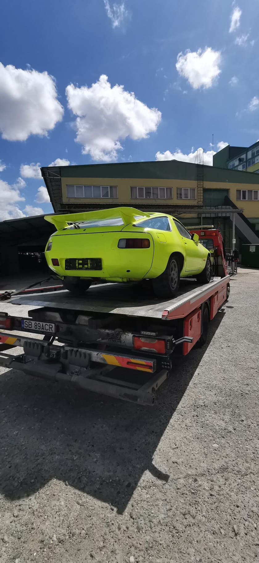 Tractări auto Sibiu — transport autoturism pe platformă