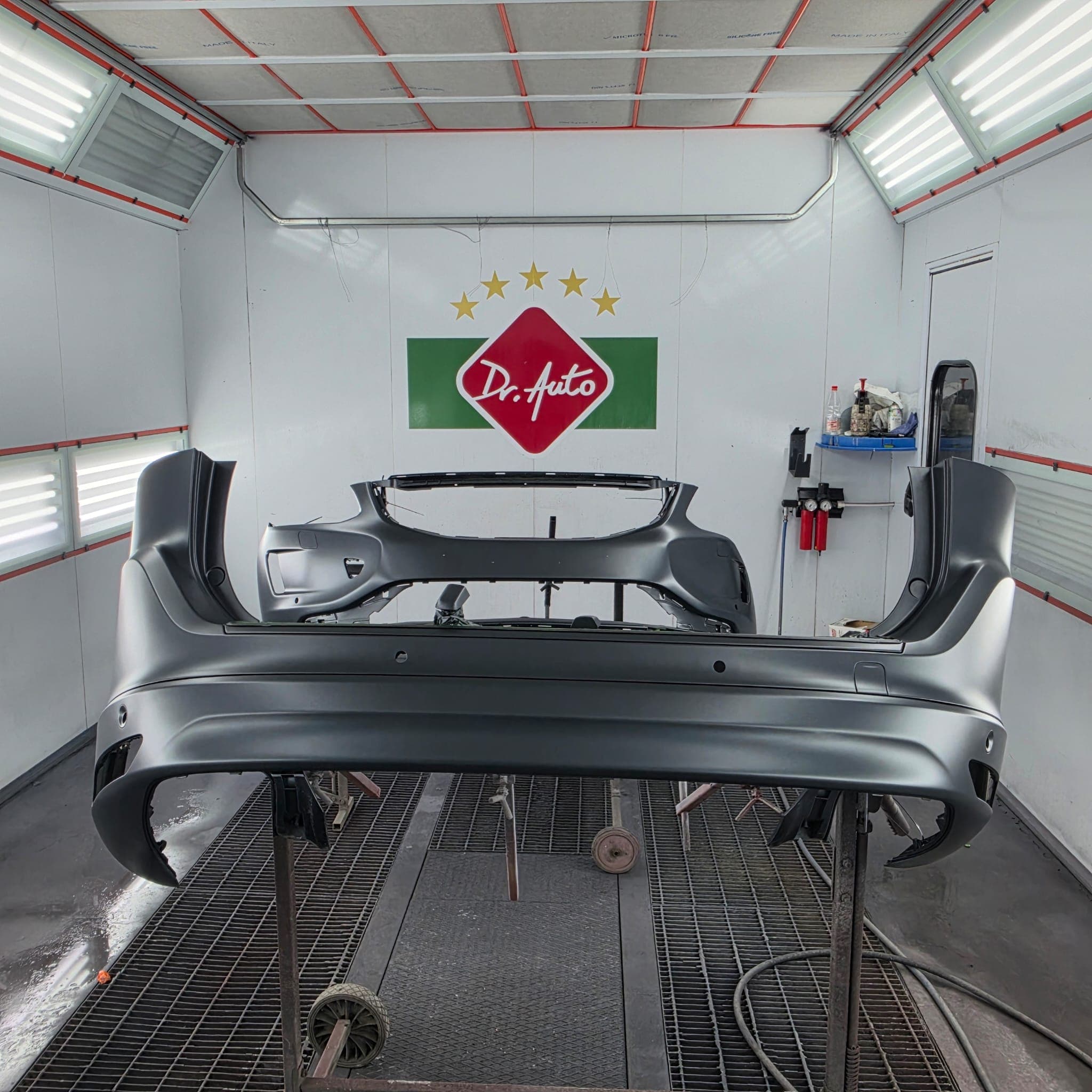 Cabină vopsitorie auto Sibiu — spațiu profesional filtrat Dr. Auto